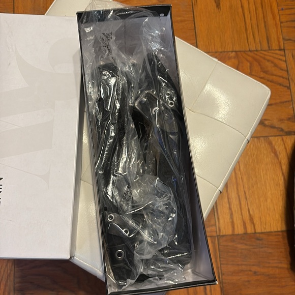 ￼ Shoes - Picture 4 of 7